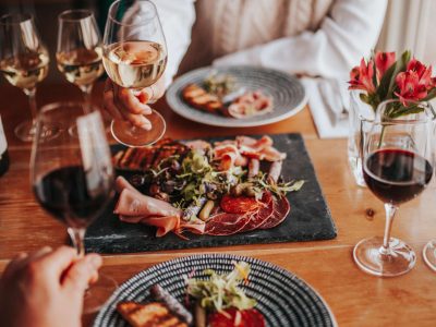 deux personnes qui trinquent à la cave à vin d'Estérel Resort