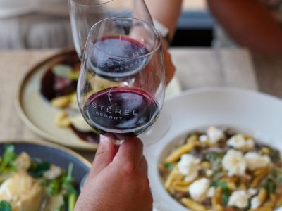 personnes qui trinquent avec verres de vin au restaurant le Voilier à Estérel Resort
