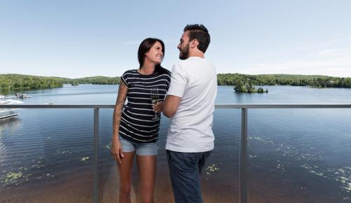 esterel-couple-balcon-lac-ile