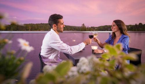 ete-2018-lac-260-couple-terrasse