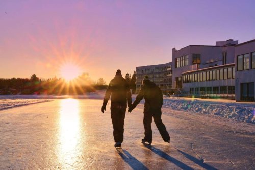 patinoir-patin-couché-soleil-resort-hiver-couple